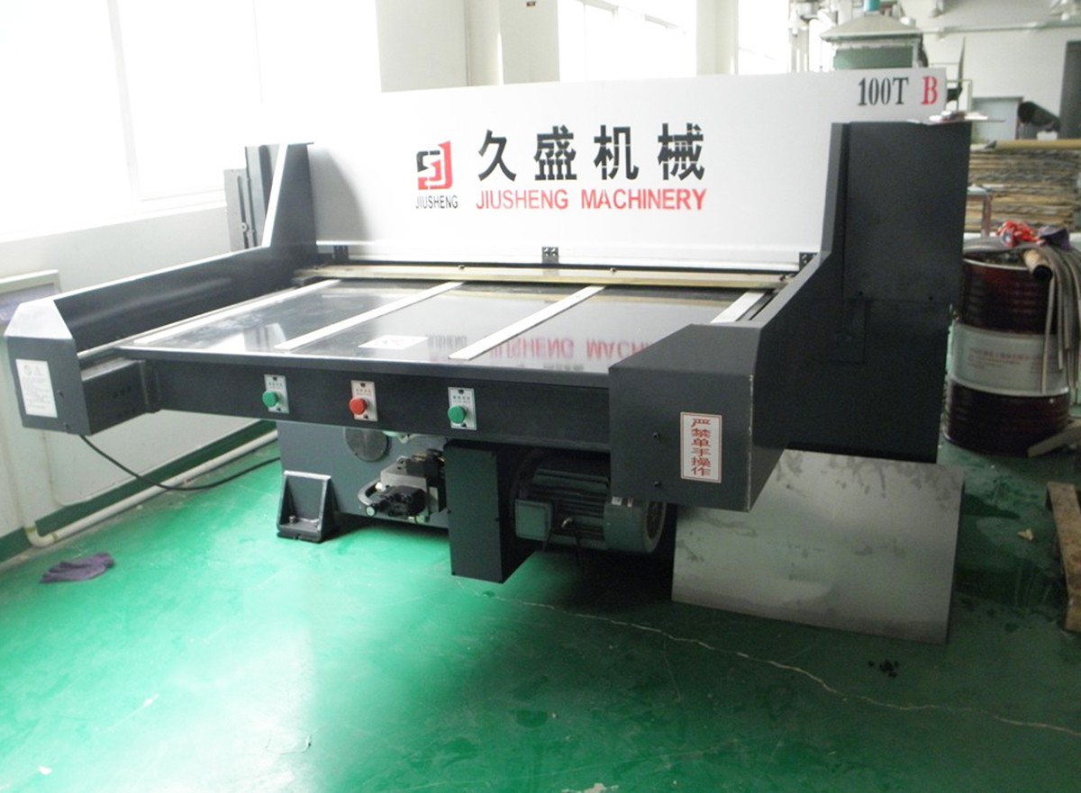 全自動(dòng)汽車(chē)腳墊成型裁斷機(jī).jpg